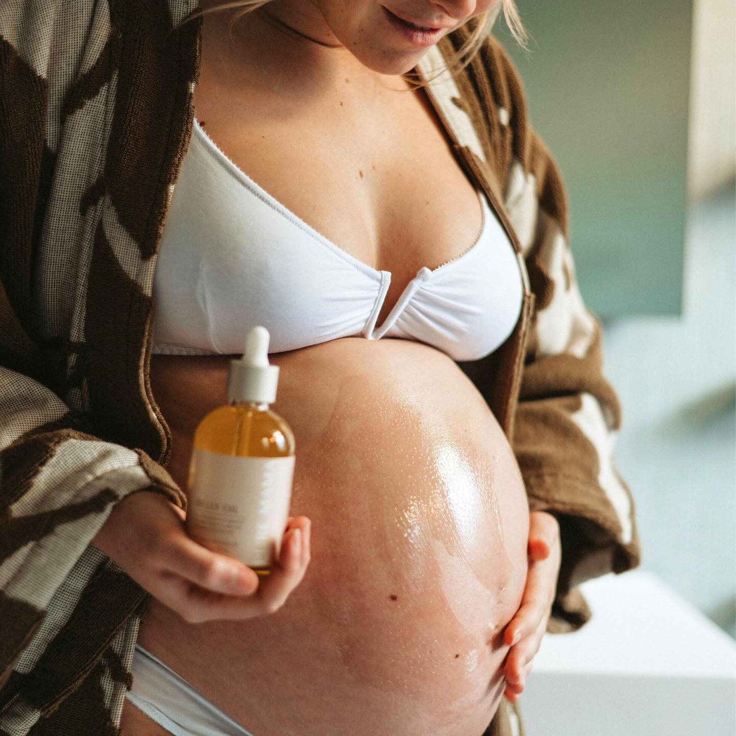Mujer embarazada aplicando VITTORIA Belly & Body Oil